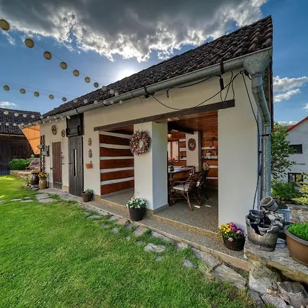 Chaloupka U Potoka بيت للعطل *